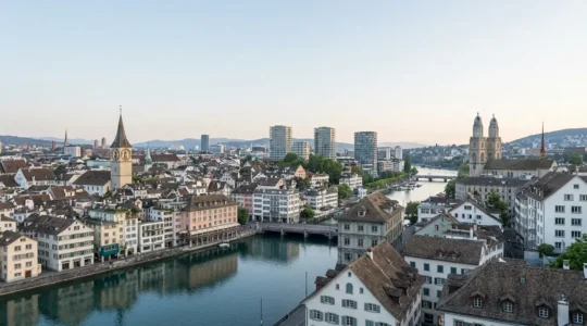 Panoramablick auf die Zürcher Altstadt mit Limmat – Immobilienmarkt Zürich